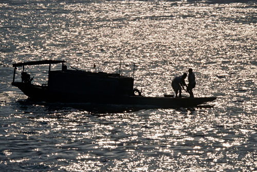 Yangtze River, China: Traditional fishing boat on the Yangtze River, Hubei Province, China.   Photograph © Michel Gunther / WWF-Canon